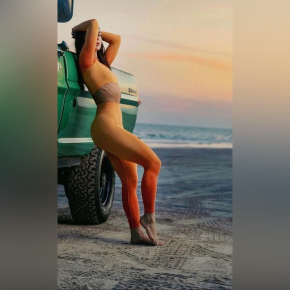 ALPHALETE Amplify Day Tripper Ombré Leggings in Here Comes the Sun - Picture 9 of 9